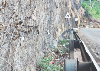 माथेरान घाटातील गटारे भरलेली