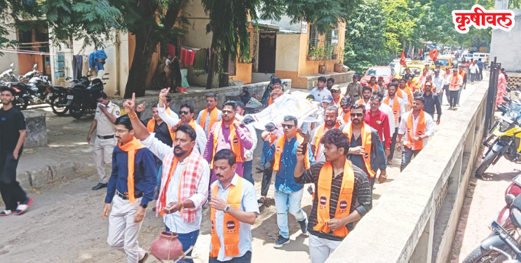 महावितरण कार्यालयावर प्रतीकात्मक अंत्ययात्रा