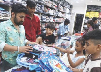 School First Day: शाळेच्या घंटेसाठी सज्ज विद्यार्थी