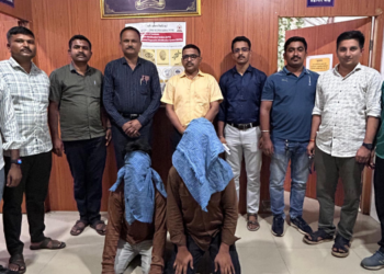 धक्कादायक! मुंबई उपनगरीय लोकलमध्ये प्रवाशांवर चाकू हल्ला