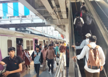 बदलापूर-कर्जत दरम्यान लोकलसाठी तासभर प्रतीक्षा