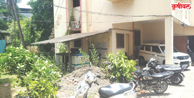 रोहा तहसील कार्यालयाला झुडपांचा विळखा