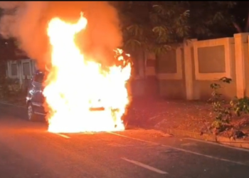 Car Catches Fire: धावत्या कारला अचानक आग