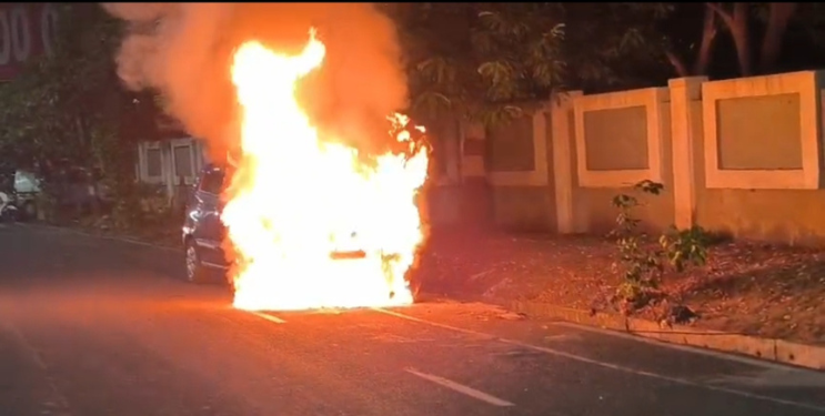 Car Catches Fire: धावत्या कारला अचानक आग