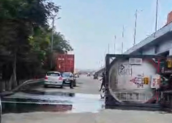 जेएनपीटी पोर्ट रोडवर तेलाचा टँकर पलटी