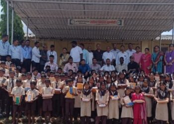 सर्वोदय विद्यालयात माजी विद्यार्थ्यांकडून मोफत शैक्षणिक साहित्य वाटप