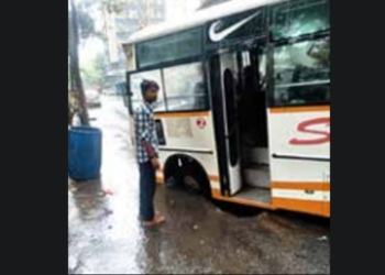 स्कूल बस खड्ड्यात; वाहतुकीची कोंडी