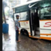 स्कूल बस खड्ड्यात; वाहतुकीची कोंडी