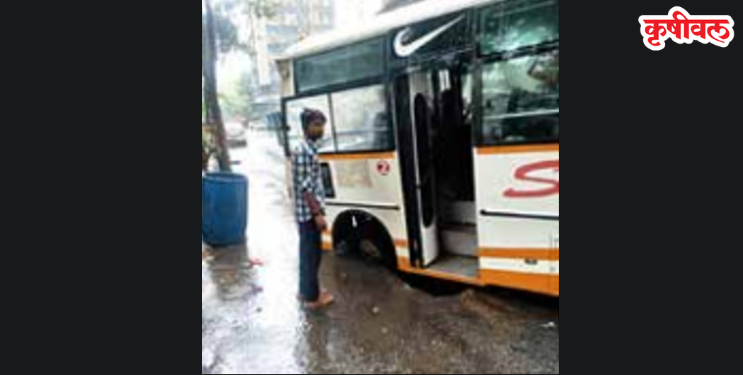 स्कूल बस खड्ड्यात; वाहतुकीची कोंडी