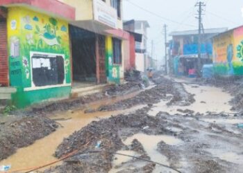 शिरवली गावात अपूर्ण रस्त्यामुळे चिखलाचे साम्राज्य