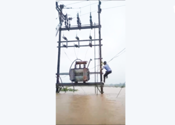 पूरात महावितरणच्या ‘प्रकाशदूतांची’ धडाडी