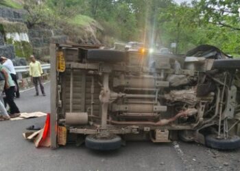 माथेरान घाटात टेम्पो कलंडला; सात पर्यटक जखमी
