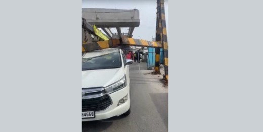 धावत्या इनोव्हा कारवर लोखंडी खांब कोसळला