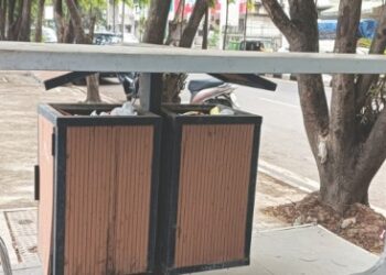 स्मार्ट बसस्टॉपवर कचऱ्याचे साम्राज्य