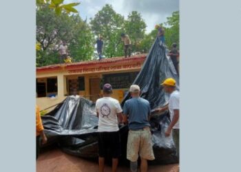 शाळेच्या छपराला प्लास्टिकचा आधार