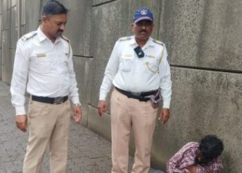 वाहतूक पोलिसांकडून मानवतेचे दर्शन