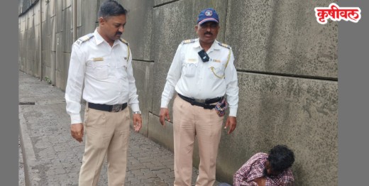 वाहतूक पोलिसांकडून मानवतेचे दर्शन