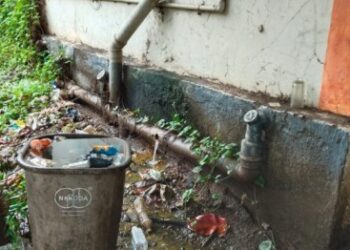 शौचालयाचे सांडपाणी रस्त्यावर