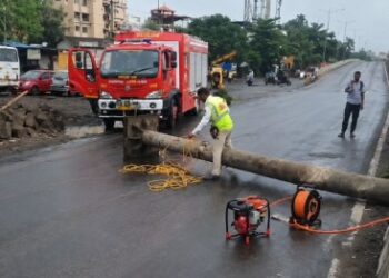 कळंबोली पुलावर लोखंडी होर्डिंग कोसळले