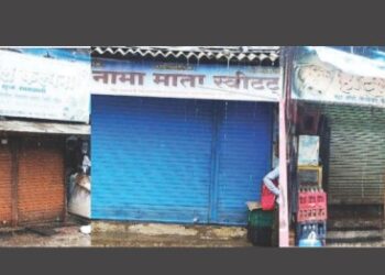 नागोठण्यात कारवाईच्या भीतीने दुकाने बंद