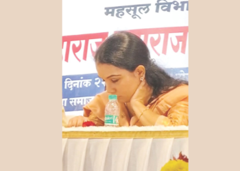 पेणमध्ये प्रशासन चर्चेत; महसूल शिबिरात व्यासपीठावर ‌‘डुलकी’