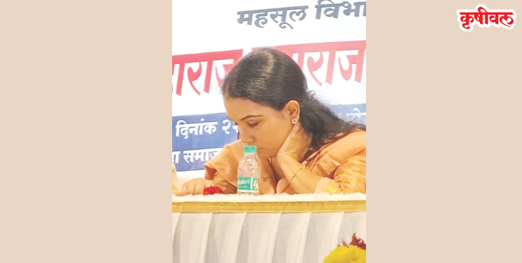 पेणमध्ये प्रशासन चर्चेत; महसूल शिबिरात व्यासपीठावर ‌‘डुलकी’