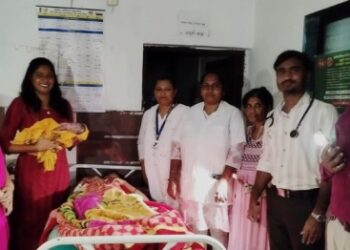 मोबाईल टॉर्चच्या प्रकाशात बाळाचा जन्म
