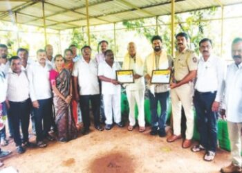 शेतकरी सन्मान पुरस्काराने गौरव