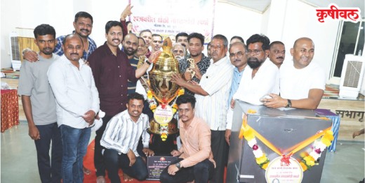 अलिबागमध्ये रंगला नारळ फोडीचा डाव