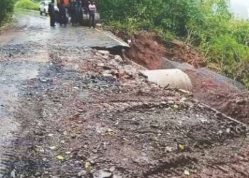 रस्ता खचला, अर्थकारण बिघडलं
