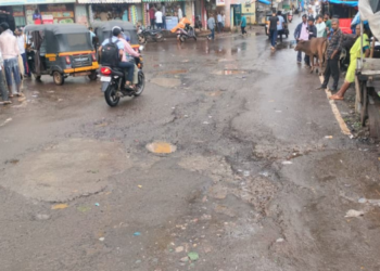 म्हसळा-दिघी पोलीस चौकीजवळ खड्डे