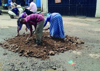 खड्डे बुजविण्याच्या कामाला सुरुवात