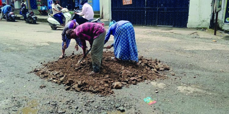 खड्डे बुजविण्याच्या कामाला सुरुवात