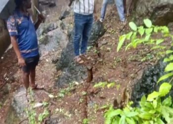 बेलवड्यात डोंगर सरकले, घरांना भेगा