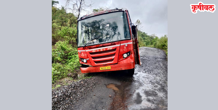 खराब रस्त्यामुळे एसटी बस कलंडली