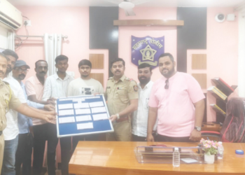 हस्तगत केलेले मोबाईल केले परत
