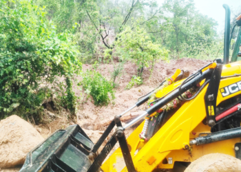 कोसळलेली दरड हटवून वाहतूक केली सुरळीत