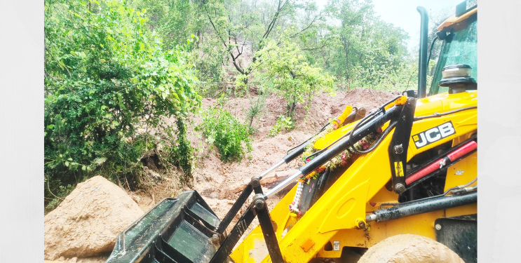 कोसळलेली दरड हटवून वाहतूक केली सुरळीत