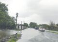 मोरी बुजवल्याने रस्त्यावर पाणी