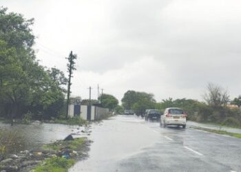 मोरी बुजवल्याने रस्त्यावर पाणी