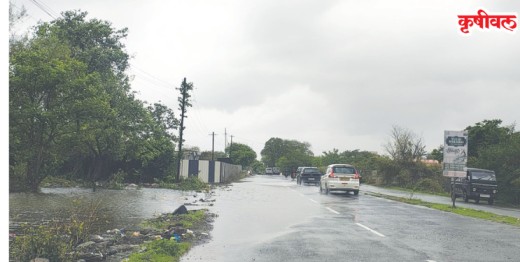 मोरी बुजवल्याने रस्त्यावर पाणी