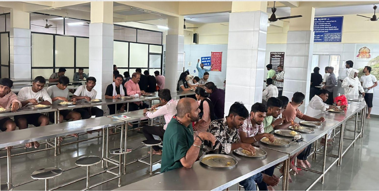 महापुरात अडकलेल्या नागरिकांना दिलासा