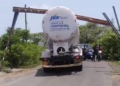 Palhe Bridge: पाल्हे पुलावरील लोखंडी बॅरिअर्स तोडून अवजड ट्रकची घुसखोरी