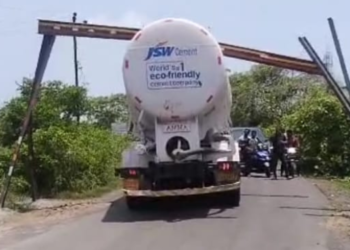 Palhe Bridge: पाल्हे पुलावरील लोखंडी बॅरिअर्स तोडून अवजड ट्रकची घुसखोरी