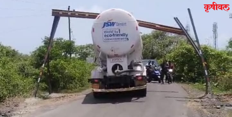 Palhe Bridge: पाल्हे पुलावरील लोखंडी बॅरिअर्स तोडून अवजड ट्रकची घुसखोरी