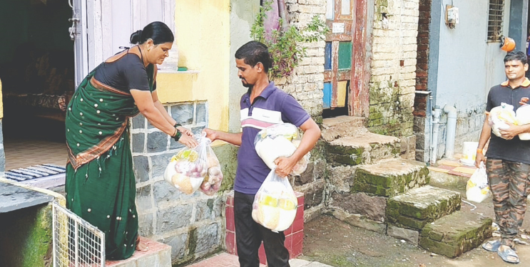 पूरग्रस्तांना जीवनावश्यक वस्तूंचे वाटप