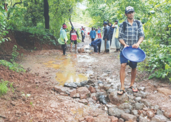 श्रमदानातून उभारला तात्पुरता रस्ता