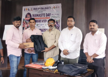 स्वच्छता कर्मचाऱ्यांना पीपीई किटचे वाटप