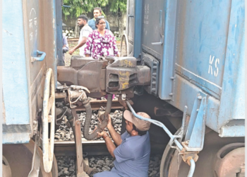नेरळ जंक्शनजवळ मालगाडीचे कपलिंग तुटले