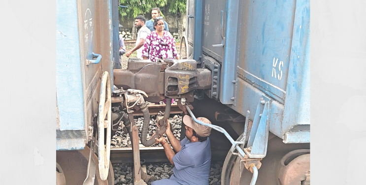 नेरळ जंक्शनजवळ मालगाडीचे कपलिंग तुटले